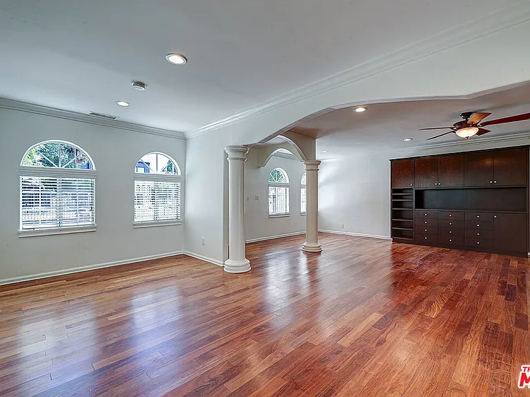 15601 Morrison St — Photo 5
