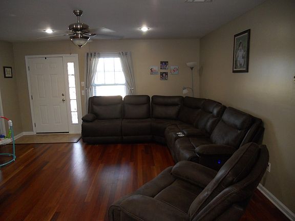 3rd image of 425 Griffith Ln