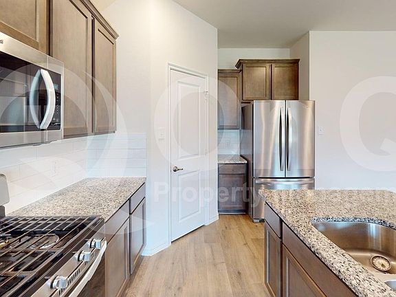 4th image of 1604 Silver Landing Trl