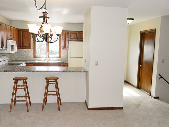 3rd image of 821 Creekridge Dr