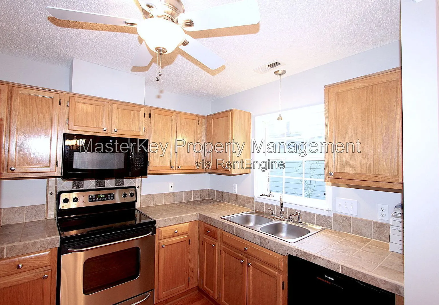 3 bed, 2.0 bath, 1277 sqft, $1,995 — Photo 3