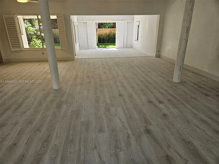 1070 N Shore Dr — Photo 2