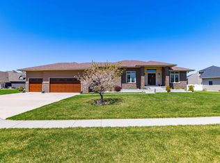1916 Paloma Pl, Waterloo, IA 50701