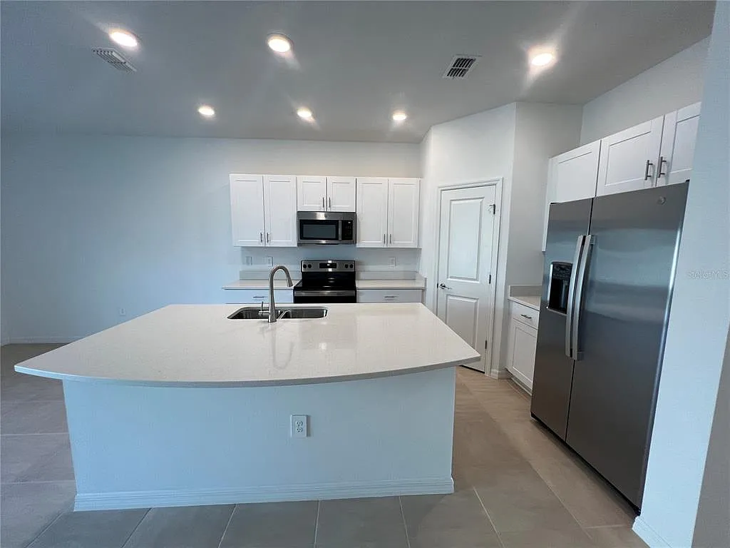 3 bed, 2.5 bath, 1407 sqft, $1,900 — Photo 3