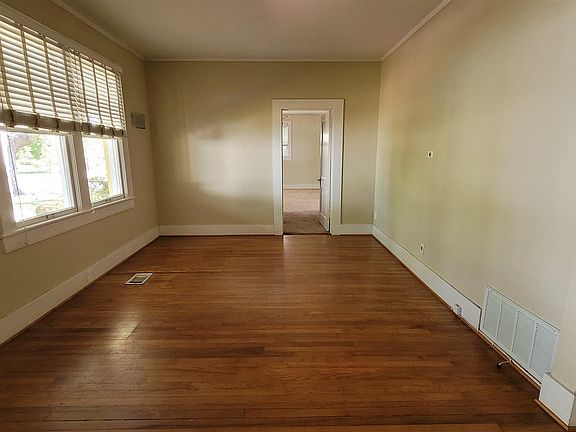 3rd image of 1525 E Lakeview Ave