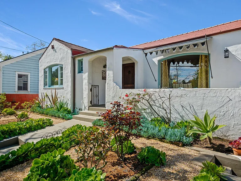 224 W Cota St — Photo 26