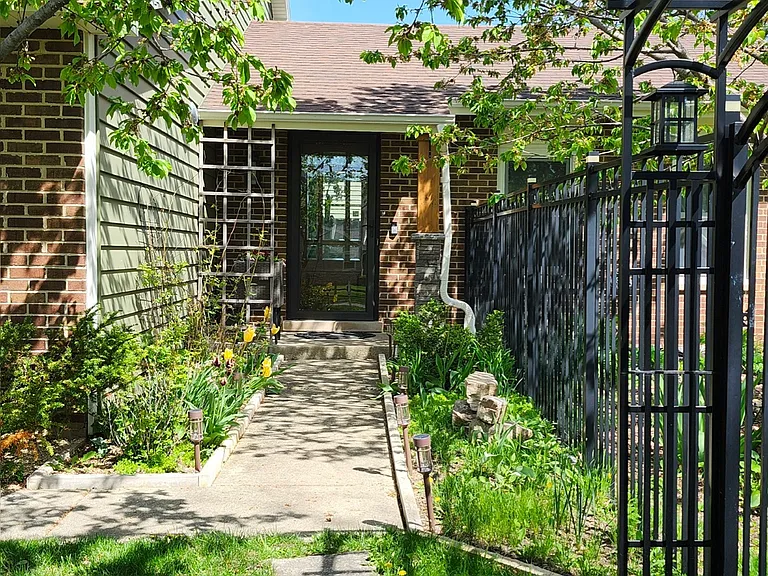 301 Oakbrook Ct — Photo 26