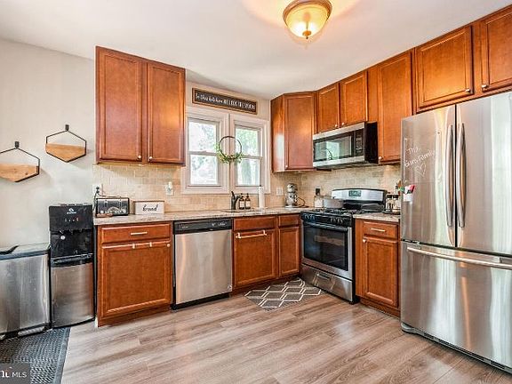 3rd image of 47 E 8th Ave