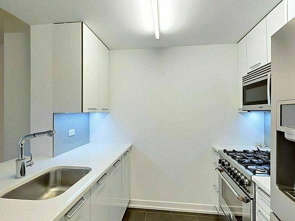 5th image of 227 W 77th St APT 7E
