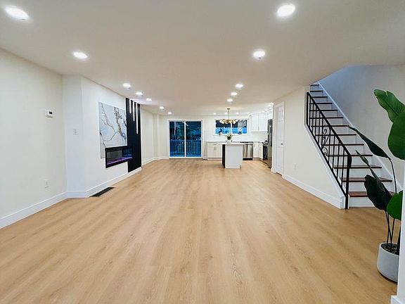3rd image of 12019 Farwell Rd