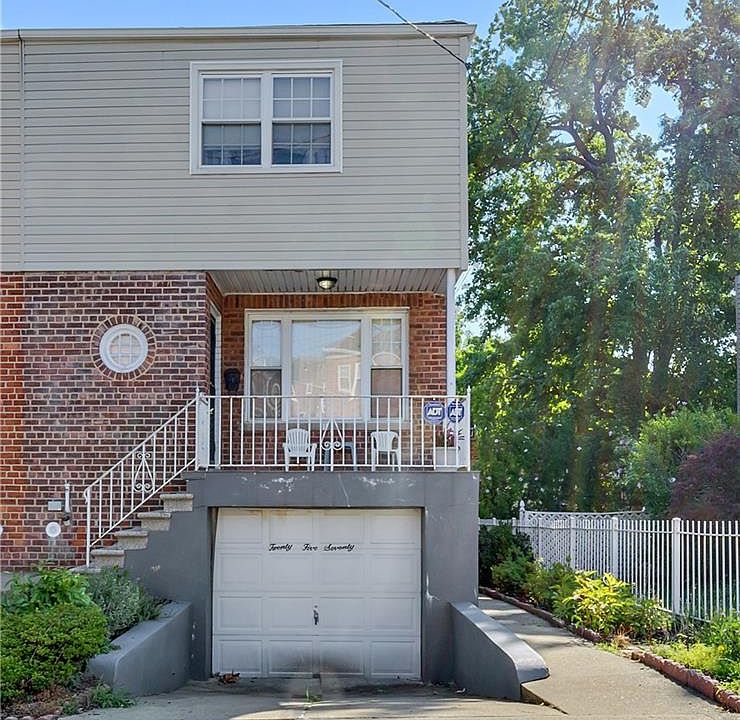 1st image of 2570 Pearsall Ave