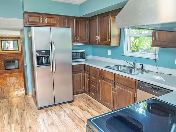 4th image of 811 W Main St