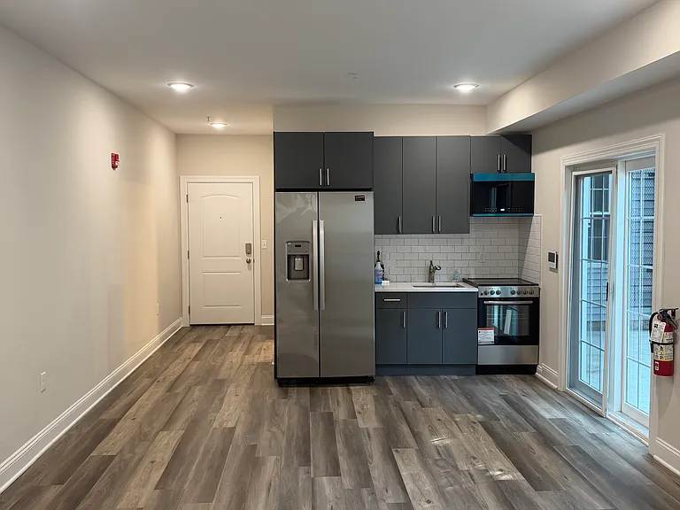 60 Woodside Pl — Photo 2