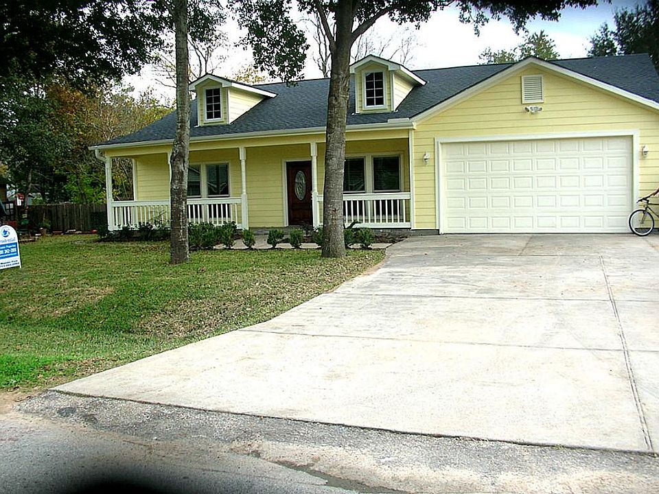 BEAUTIFUL 4 BEDROOM 2 BATH TRADITIONAL HOME.HUGE BACK YARD