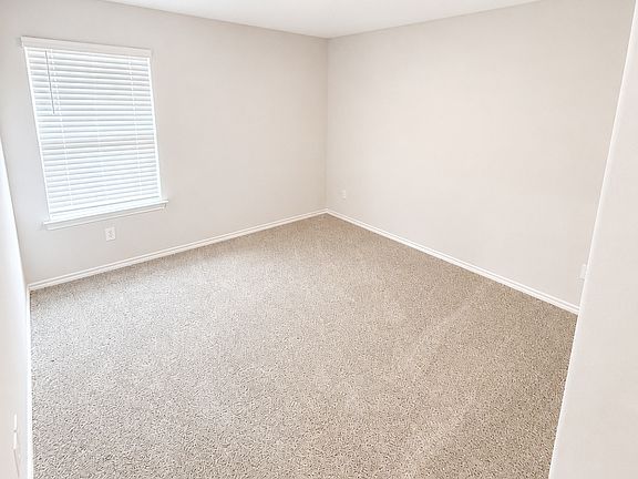 4th image of 324 Bronze Cir N