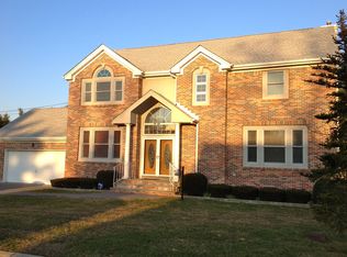 13 Laurel Ln, Old Westbury, NY 11568
