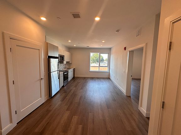 5th image of 959 Dorchester Ave #404