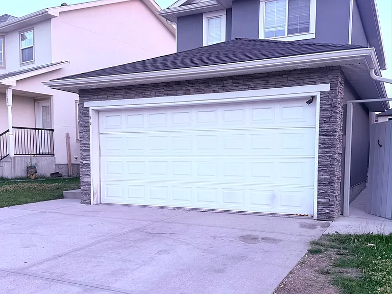 960 Taradale Dr NE — Photo 1