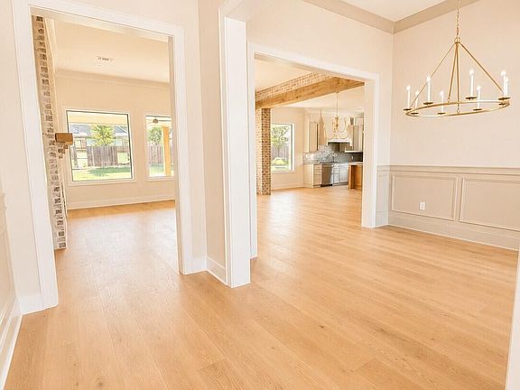 5th image of 31 Huxley Dr
