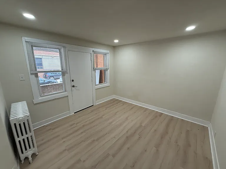 2 bed, 1.0 bath, 520 sqft, $1,300 — Photo 12