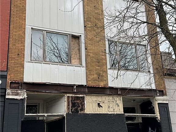 2nd image of 326 Niagara St