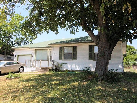 3rd image of 813 Armstrong Dr