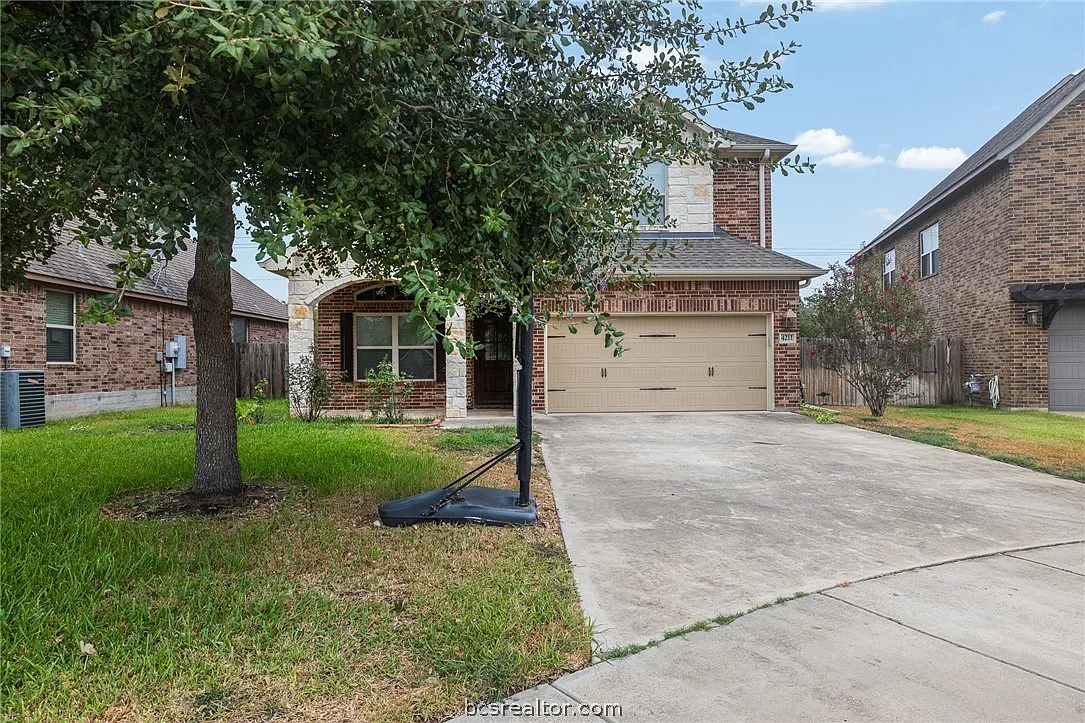 5 bed, 2.5 bath, 2516 sqft, $2,995 — Photo 2