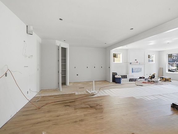 4th image of 646B James Ave #B