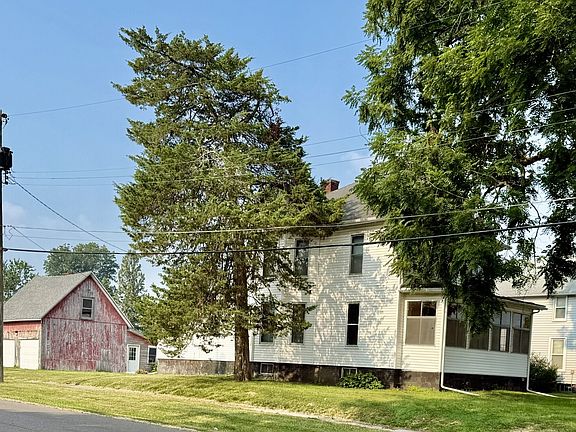 3rd image of 721 Pleasant St