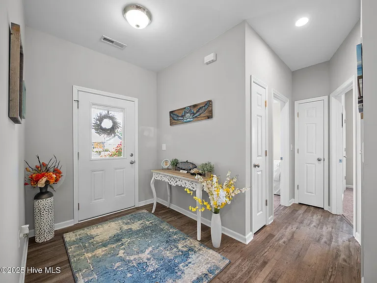 512 Hazelwood Dr — Photo 2