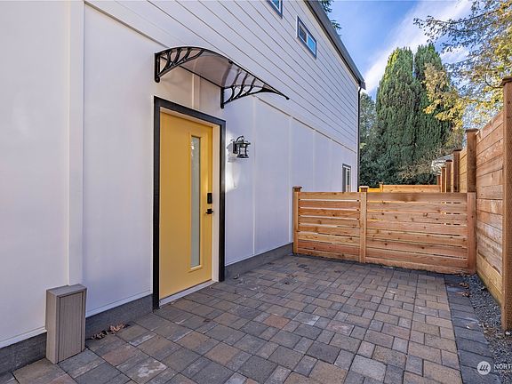 5th image of 10601 NE 14th Avenue NE