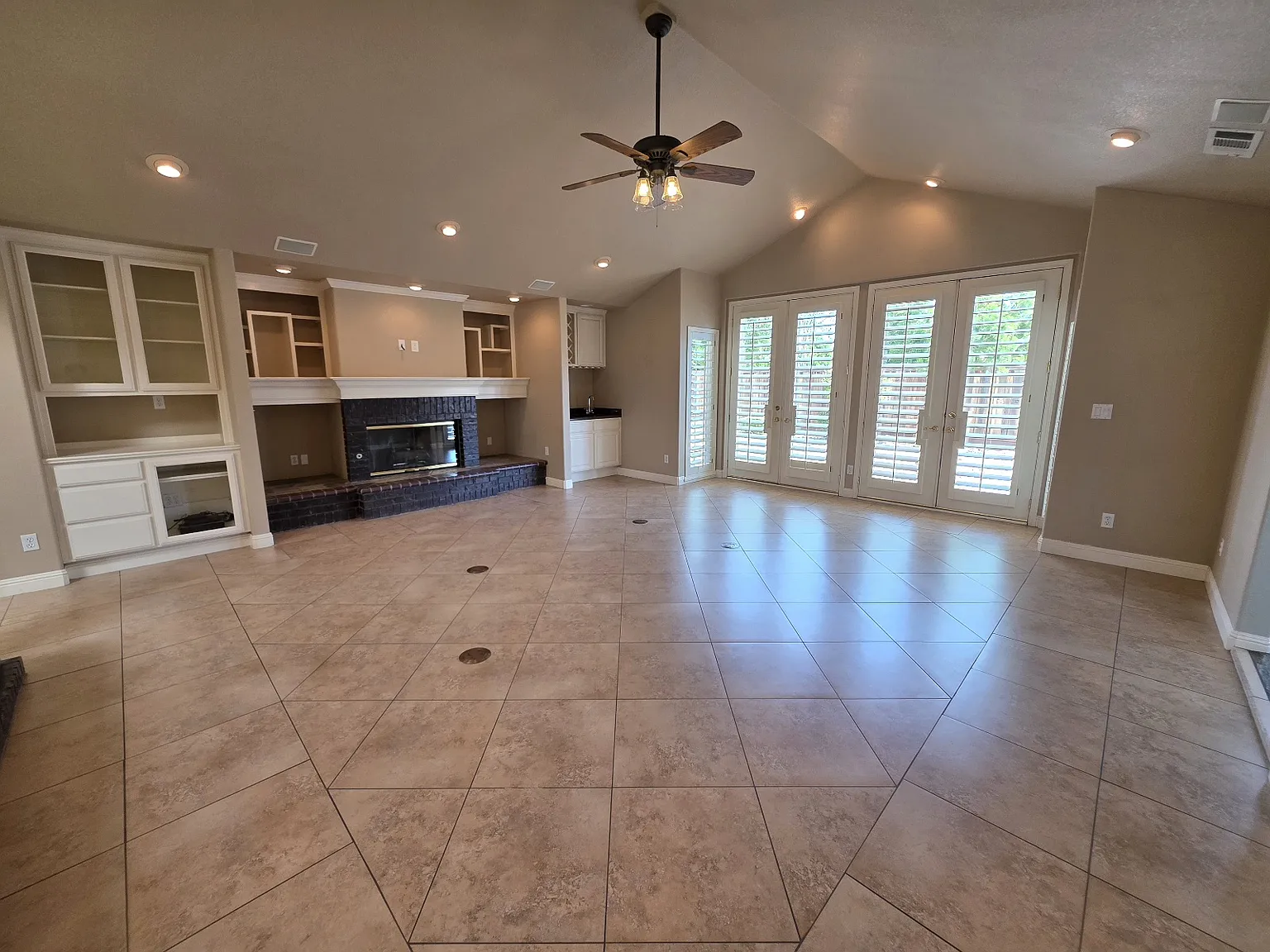 3 bed, 2.5 bath, 2446 sqft, $3,150 — Photo 4