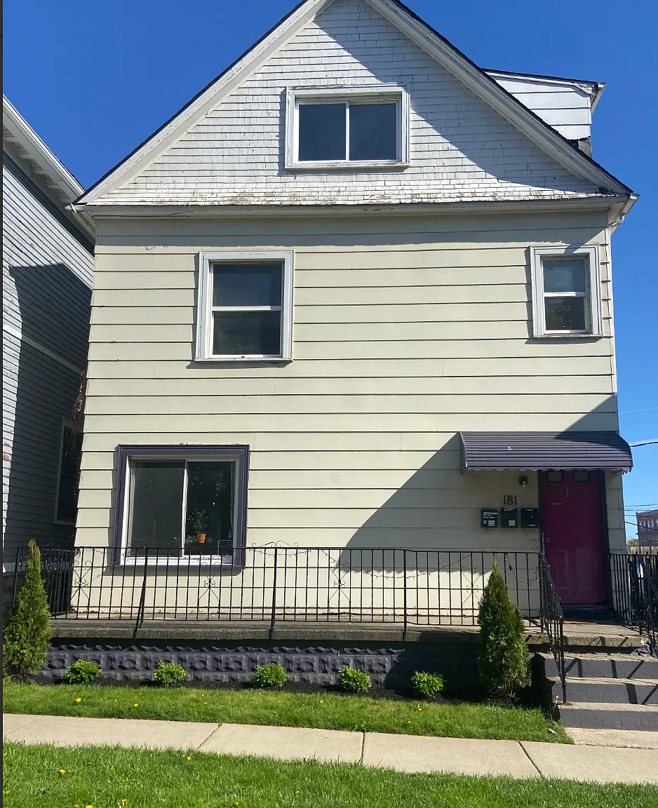 2 bed, 700 sqft, $1,000 — Photo 1