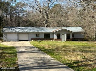 2728 Dogwood Ln, Moss Point, MS 39562