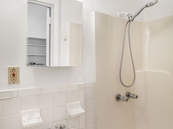 5th image of 5-26 51st Ave #3L