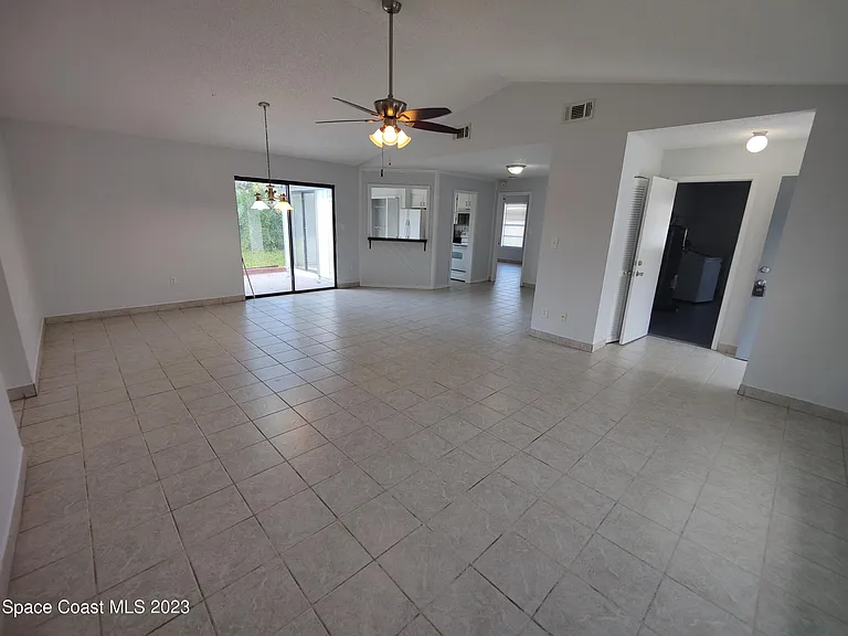 981 Forest St NE — Photo 3