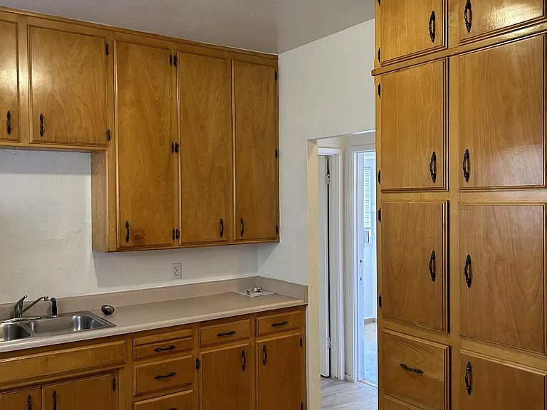 1218 L St #B — Photo 10