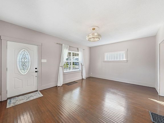 5th image of 4426 Tacoma Ave