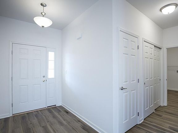 RE-33 Foyer
