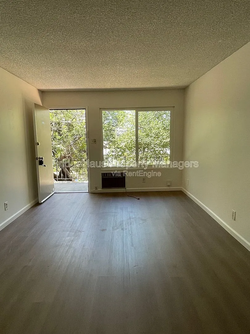 Building Photo - 502 S Tulip St