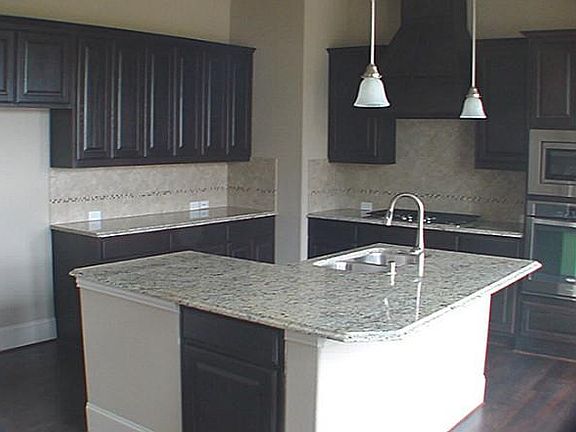 4th image of 912 Chapel Hill Ln