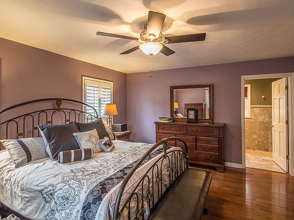 Master Bedroom w/Gas Log FP