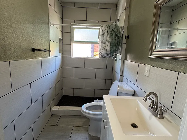 145 W Flora St #E — Photo 7