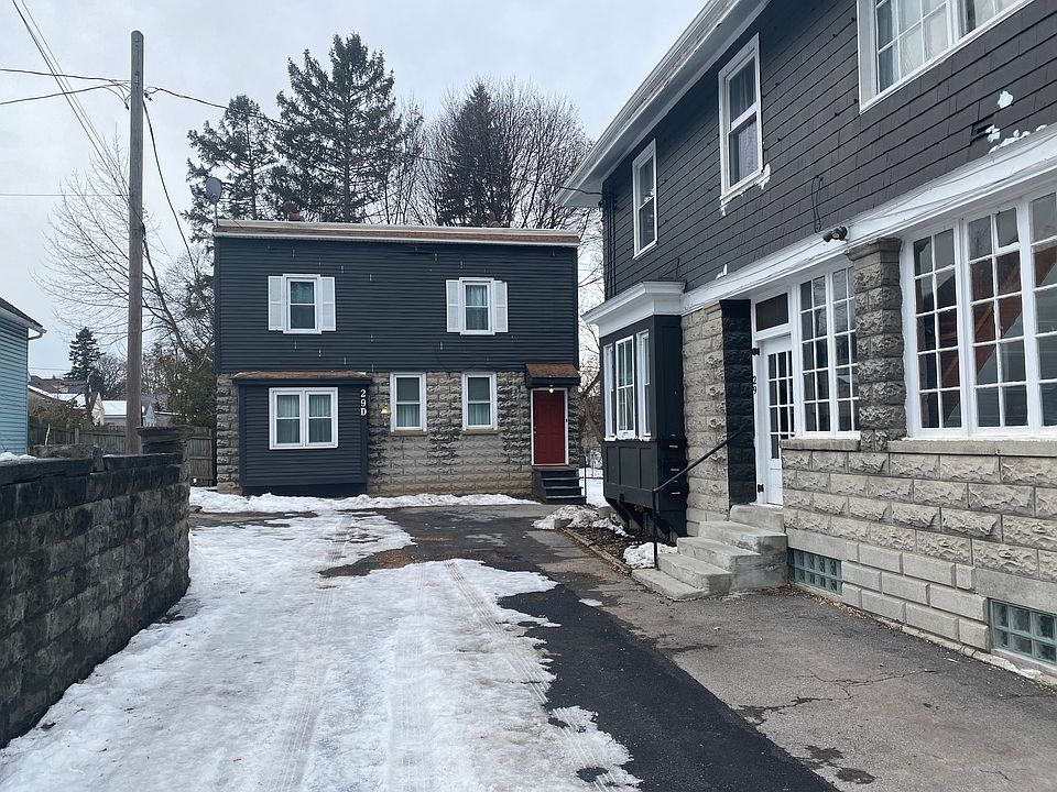 29 D Cobbs Hill Dive
Great location. Walking distance to Cobbs Hill Park, bars and restaurants. It's the house at the end of the driveway. Single family home. Off street parking.