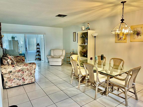 5th image of 2581 Barkley Drive W Apt D