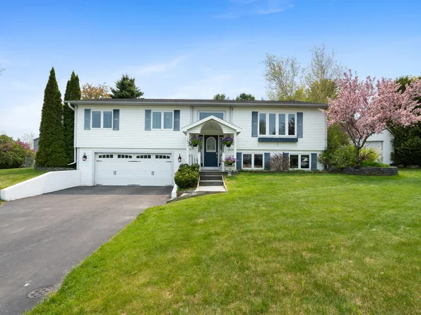 305 Hillcrest Dr, Petoskey, MI 49770