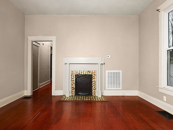 4th image of 207 N Oak St #A