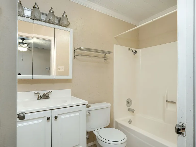 10419 Firethorn Ln — Photo 8