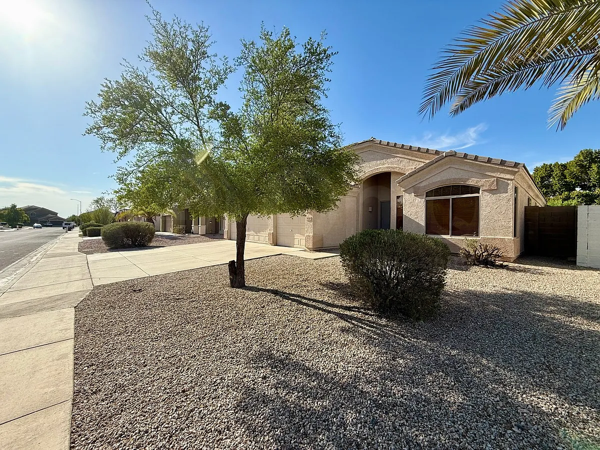 4 bed, 2.0 bath, 2100 sqft, $2,395 — Photo 3