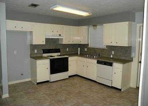 4th image of 19609 Garland St #A